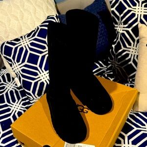 UGG Classic tall boots Size 8. Black-New in box